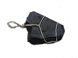 Colgante de moda con imagen de cristal de jade verde negro natural, grabado en bruto y envuelto en alambre, de Gujarat - Product Image 3