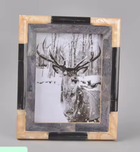 Cadre photo artisanal triple couche en os incrusté, luxe marbré crème et résine noire avec intérieur mosaïque gris - Product Image 4