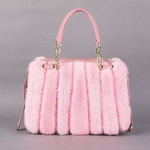 Sac à bandoulière pour femme en fausse fourrure rose avec détail chaîne et fermeture éclair, style hiver - Product Image 1