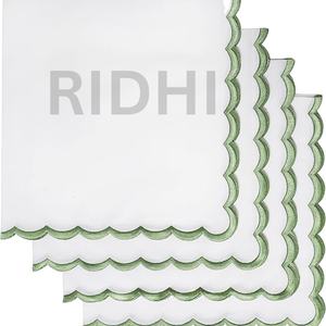 Serviettes Ridhi 100% coton blanc avec bordure festonnée brodée vert sauge, 18x18, serviettes réutilisables faites à la main pour mariage, événement, cadeau - Product Image 1