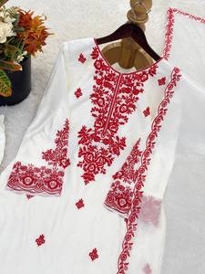 Ensemble élégant de kurta brodé en rayonne et coton avec pantalon farshi et dupatta en soie - Product Image 5