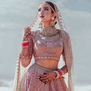 Ensemble ethnique de mariage et de fête tendance et magnifique, comprenant un koti de mariée et une lehenga, orné de perles de verre en cristal et de pierres, par un designer. - Product Image 4