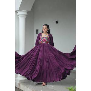 Vestido de Algodón Especial para Navratri con Trabajo Gamthi, Hermoso Atuendo para la Ocasión de Diwali - Product Image 1