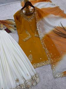 Ensemble Kurti Sharara Gharara en Crêpe Brodé de Paillettes Indiennes Cousues, Vêtements Ethniques pour l'Hiver, Diwali, Mariages et Fêtes - Vente en Gros - Product Image 3