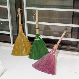 Escoba pequeña y colorida para césped con mango de madera para el hogar - Product Image 2