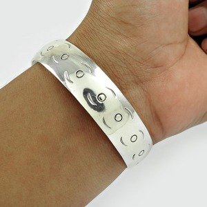 Brazalete de estilo étnico retro en plata de ley 925, diseño unisex, hecho a mano, banda ancha, a precio de mayorista, brazaletes anchos antiguos. - Product Image 1