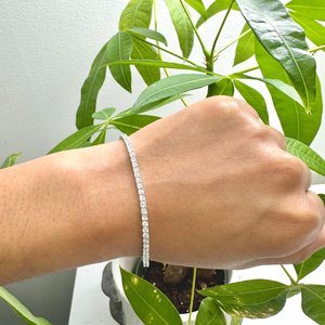 Pulsera de tenis clásica para mujer en plata de ley 925 con moissanita de corte brillante, engaste de garras con baño de rodio y cierre seguro - Product Image 4