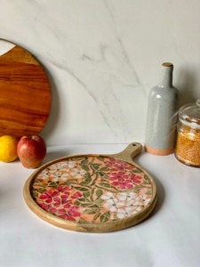 Plateau à pizza floral Fiesta, plateau à fromage, cadeau personnalisé pour les amateurs de pizza, plat en bois, mobilier de patio, assiette à collation, plateau alimentaire compartimenté - Product Image 2