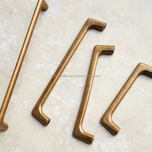 Poignée de tirage élégante en métal à texture lisse pour applications de quincaillerie de tiroirs et armoires haut de gamme - Product Image 1