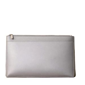 Cet article est une pochette en cuir Saffiano gris marbré, au design élégant avec fermeture à glissière. - Product Image 1