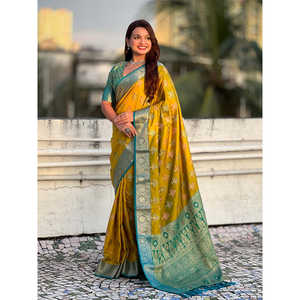 Sari Patola Ikkat en soie douce verte Mehandi, tissé Zari, avec des tissages contrastés, élégant pour les soirées, de la collection Elite Weaves - Product Image 4