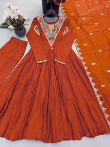 ชุดเดรสแบบดั้งเดิม Anarkali พร้อมปักลายที่คอและผ้าคลุมไหล่สำหรับผู้หญิง มีจำหน่ายจาก Samp Corporation - Product Image 3