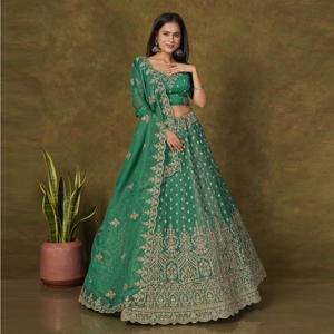 ชุดเลเฮนกาโชลีผ้าไหมเนื้อกรุบกรอบ พร้อมงานปักทั่วตัวอย่างละเอียด กระโปรงมีชายเสื้อประณีต จับคู่กับเสื้อท่อนบนที่เข้าชุดกัน และผ้าคลุมไหล่ที่พลิ้วไหว - Product Image 5