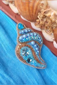 Broche brodée à la main avec des perles colorées, des paillettes et des accents de perles - Product Image 6
