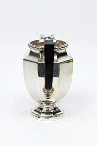 Pichet en argent de designer avec poignée noire et forme unique, parfait pour la table à manger et l'hôtellerie, vente en gros depuis l'Inde - Product Image 6
