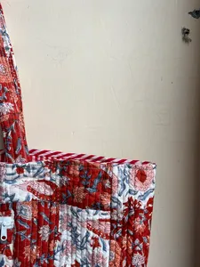 Sac fourre-tout matelassé à fleurs bleues réversibles en coton imprimé à la main sacs fourre-tout pour femmes - Product Image 6