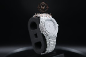 Montre de luxe en cuir avec diamants Moissanite pour cadeaux de fiançailles, mariages et célébrations d'anniversaire, disponible à la vente - Product Image 3