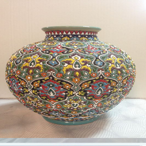 Pot en céramique blanche texturée avec des fleurs bleues et rouges audacieuses peintes à la main ; disponible à prix de gros. - Product Image 4