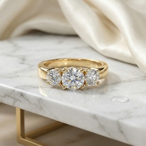 Bague solitaire de luxe certifiée en or plaqué 14 carats avec trois diamants ronds brillants de 1,50 carat de poids total, cultivés en laboratoire - Product Image 1