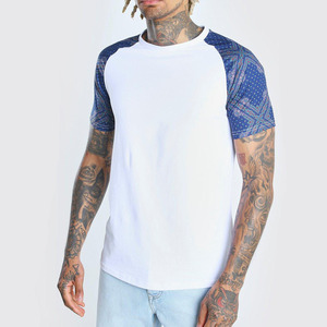 Camiseta Blanca de Manga Raglán para Hombre, Diseño Paisley Azul, Cuello Redondo, Corte Regular, Informal, 100% Algodón Jersey - Product Image 4