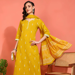 Ensemble Kurti court droit en coton cambric imprimé Ikat pour femme avec pantalon et dupatta – Jaune/Moutarde – Protection solaire – Tenue ethnique d'été - Product Image 1