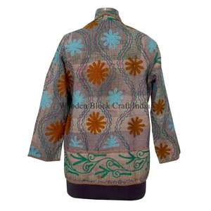 Vente en gros de veste en coton Kantha indienne faite à la main en Inde, avec motifs artisanaux en blocs de bois, design dessiné à la main, respirante, écologique et boutons recouverts - Product Image 6