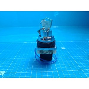 Interrupteur de commande industriel Fuji AH30 d'occasion – Pièces détachées d'équipement semi-conducteur de génération précédente - Product Image 1