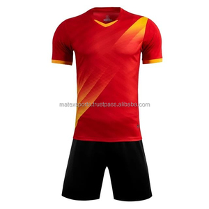 Uniforme de fútbol profesional con camiseta y pantalones cortos a juego, diseñado para partidos competitivos, entrenamientos y torneos de equipo. - Product Image 1