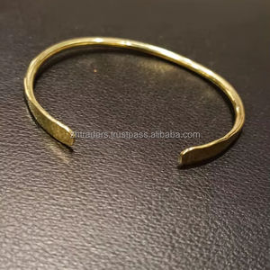 กำไลข้อมือทองเหลืองทำมือ Regal Radiance ปรับขนาดได้ เพื่อความหรูหราเหนือกาลเวลาและความสง่างามทันสมัย - Product Image 1