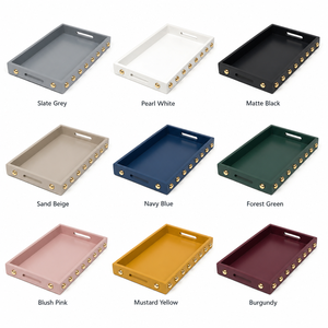 Plateau de service rectangulaire en bois gris fait main avec des clous dorés, plat décoratif moderne, vaisselle en bois durable - Product Image 4