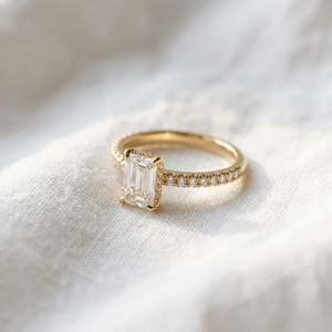 Anillo de Compromiso de Lujo con Diamante Corte Esmeralda en Oro de 18K, Anillo de Boda con Halo y Engaste de Garras Chapado en Oro de 18K para Mujer - Product Image 3