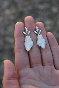 Pendientes Tradicionales de Hueso Tallado, Hechos a Mano - Product Image 3