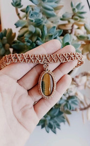 สร้อยคอแมคราเม่ทำมือประดับพลอยไทเกอร์อายทรงรีสีน้ำตาล สายสีเบจ สไตล์โบโฮ เครื่องประดับเพื่อสุขภาพ ขายส่ง - Product Image 2