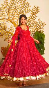 Ensemble prêt-à-porter Anarkali en faux georgette avec dentelle Gota Patti imprimée numériquement, orné de Latkan fantaisie, comprenant un haut, un pantalon et une dupatta. - Product Image 4