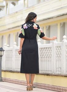 Vestido largo informal de manga corta con estampado floral para mujer, diseño moderno, estilo tradicional musulmán para uso diario. - Product Image 2