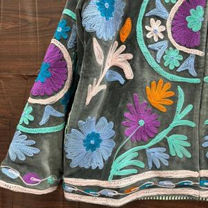 Chaqueta de terciopelo bordada con motivos florales bohemios para mujer, abrigo étnico vintage de gran tamaño con apliques de ganchillo hechos a mano. - Product Image 4