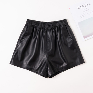 Shorts pour femmes à taille haute en similicuir avec ceinture élastique et poches, coupe décontractée, couleur noire unie - Product Image 1
