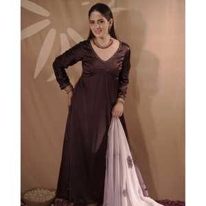 Ensemble de costume en tissu satiné taille XS avec sequins couleur vin - Product Image 3