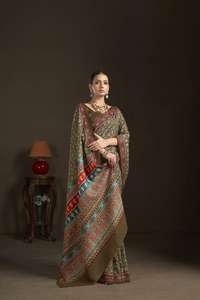 Sari prêt-à-porter de créateur avec chemisier cousu, en crêpe de soie à imprimé numérique fleuri, sari indien en gros en ligne - Product Image 5