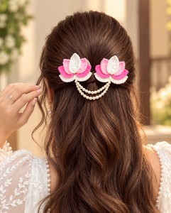 Barrettes à cheveux en crochet faites à la main en forme de fleur de lotus avec chaîne de perles rose et blanche, accessoires de mariage pour femmes - Product Image 1