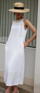 Elegante Vestido Blanco de Algodón con Cuello Halter sin Mangas para Mujer, Bordado a Mano con Diseño Floral en Forma de V - Product Image 1