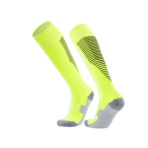 Chaussettes de football blanches mi-hautes avec rayures rouges, respirantes, en spandex et polyester, chaussettes de sport pour adultes, chaussettes de football d'été - Product Image 2