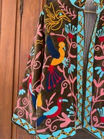 Veste courte artisanale en velours de coton brodée de motifs Suzani et d'oiseaux, style bohème floral, pour femme, artisanat intemporel personnalisé