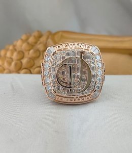 Anillo de Plata de Ley 925 con Inicial Personalizada, Anillo de Compromiso Hip Hop con Diamante VVS y Baño de Rodio, Regalo para Hombre - Product Image 1