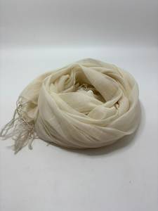 Écharpe en coton et soie Khadi, tissée à la main, accessoire texturé alliant le confort du coton naturel et l'élégance de la soie, pour les passionnés de mode. - Product Image 3