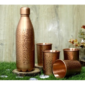 ขวดน้ำทองแดงโค้งมนสวยงาม ลายเส้นออร์แกนิคเงางาม ขวดทองแดงลายพื้นผิว - Product Image 1