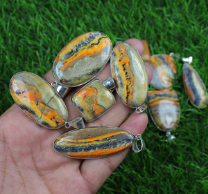 Vente en gros de pendentifs en argent sterling 925 plaqué avec pierres précieuses naturelles de jaspe abeille, assortiment de bijoux artisanaux en pierre opaque en vrac - Product Image 4