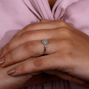 Anillo de compromiso de diamantes cultivados en laboratorio con diamantes de corte hecho a mano Halo ecológicos para aniversario ético Su colección Crete - Product Image 6