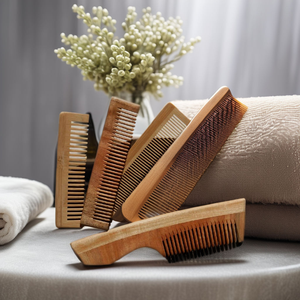 Peigne de massage à dents larges en bois naturel poli, artisanal, durable et personnalisé pour démêler les cheveux - Product Image 5