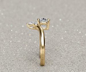 Anillo de compromiso Stonewels chapado en oro rosa y rodio con tres diamantes talla corona y acento de pera, engaste de garras, certificado - Product Image 2